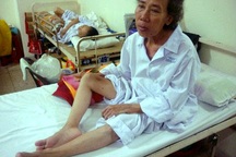 Lời nguyện cầu của người phụ nữ bại liệt đi viện một mình