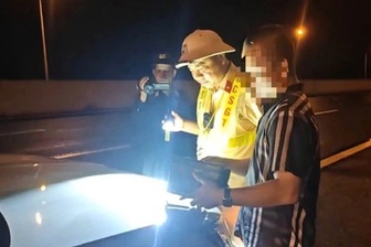 Tài xế có hơi men lái ô tô ngược chiều ở làn 120km/h trên cao tốc