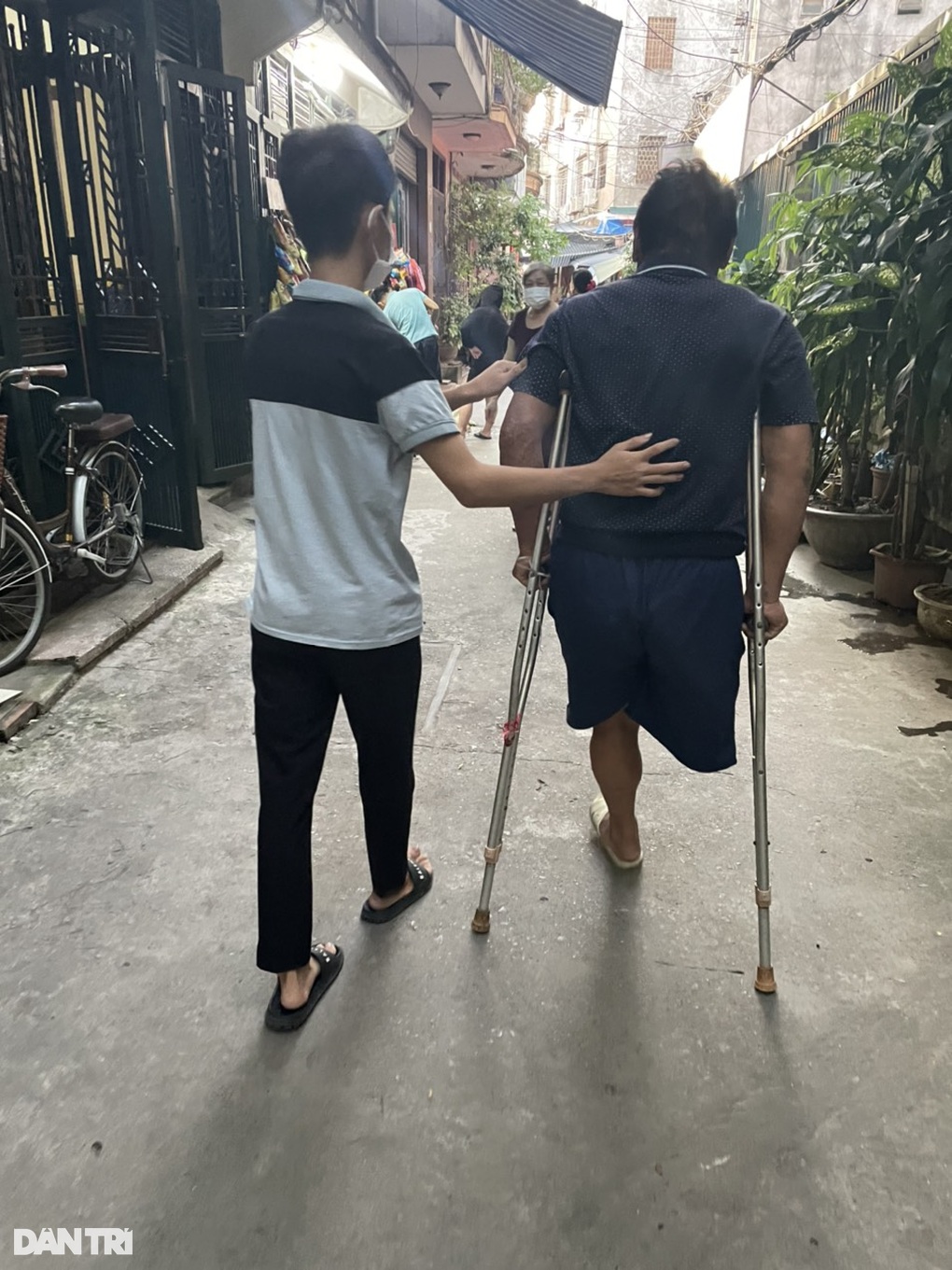 Cậu bé học sinh giỏi quốc gia cầu mong có 30 triệu lắp chân giả cho bố - 7 Cậu bé học sinh giỏi quốc gia cầu mong có 30 triệu lắp chân giả cho bố - 7