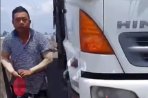 Tài xế xe tải cầm hung khí uy hiếp người lái xe cứu thương chở bệnh nhi