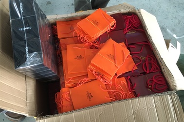 Khám xét 13 container chở túi Chanel, Hermes... quá cảnh, thẩm lậu vào Việt Nam