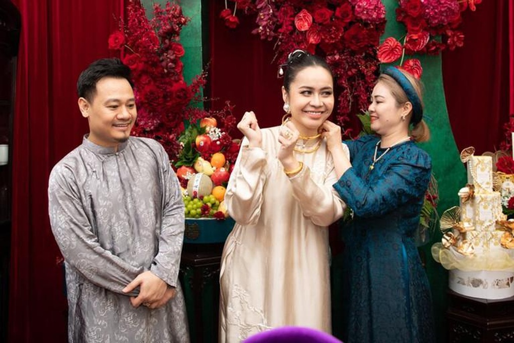 Vũ Hạnh Nguyên mặc đồ thể thao, lái mui trần ở lễ ăn hỏi Nguyễn Đức Cường - 5 Vũ Hạnh Nguyên mặc đồ thể thao, lái mui trần ở lễ ăn hỏi Nguyễn Đức Cường - 5