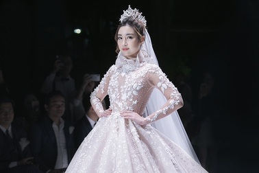 Hoa hậu Đỗ Mỹ Linh hóa nàng Lọ Lem lộng lẫy tại Calla Show 2018