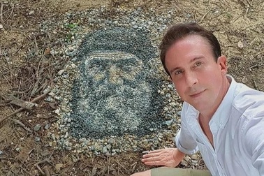 Người đàn ông có biệt tài "vẽ" tranh bằng sỏi đá