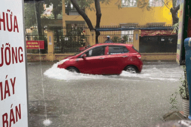 Hà Nội: Phố biến thành sông sau cơn mưa tầm tã