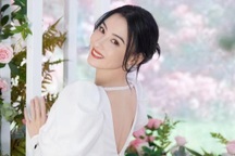 Trương Bá Chi gây chú ý khi đưa con trai út đi làm