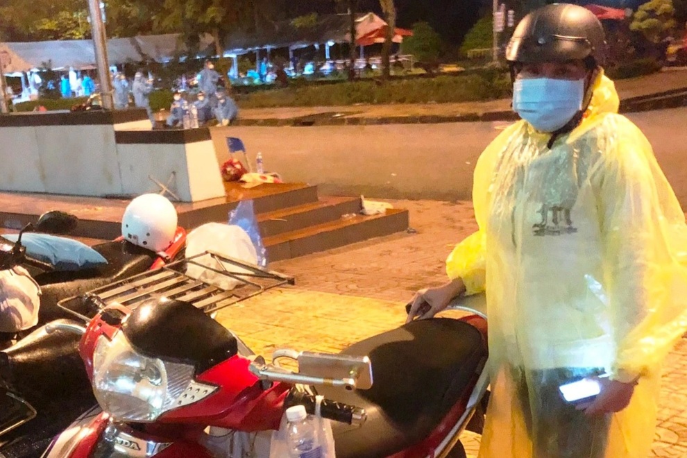 Công an chạy xe mô tô chở một phụ nữ về nhà gặp mặt người thân lần cuối - 1 Công an chạy xe mô tô chở một phụ nữ về nhà gặp mặt người thân lần cuối - 1