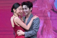 Hùng Huỳnh "Anh trai say hi" diễn cảnh tình tứ với Hoa hậu Thùy Tiên