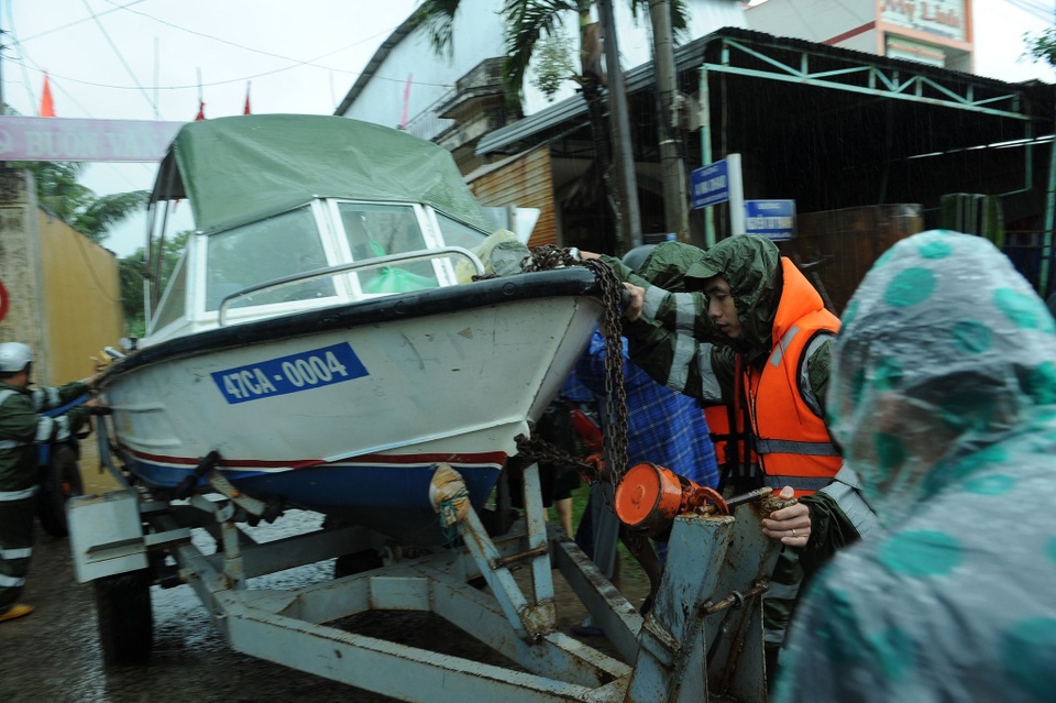 Người dân ngồi nhà sàn nhìn nước ngập mênh mông - 4 Người dân ngồi nhà sàn nhìn nước ngập mênh mông - 4