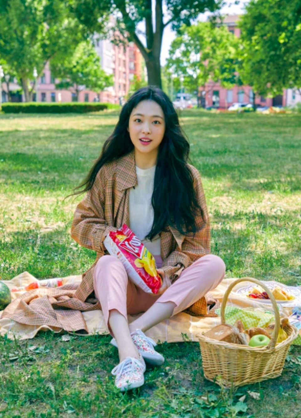 Nghẹn ngào ngắm nụ cười xinh đẹp của Sulli trong bộ ảnh cuối đời - 2 Nghẹn ngào ngắm nụ cười xinh đẹp của Sulli trong bộ ảnh cuối đời - 2