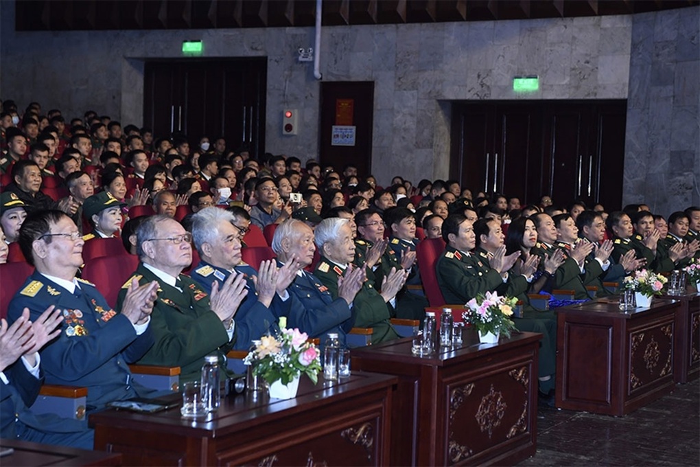 Xúc động chương trình Vang mãi bản hùng ca bầu trời - 1 Xúc động chương trình Vang mãi bản hùng ca bầu trời - 1