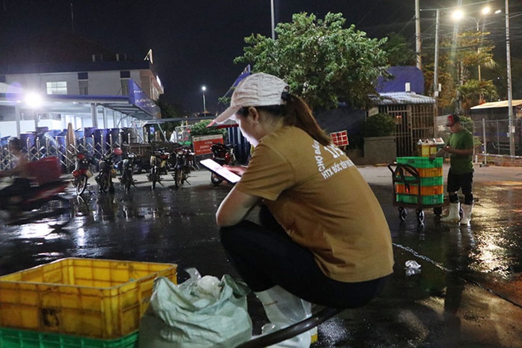 Phận nữ cửu vạn ở chợ đêm Bình Điền - 2 Phận nữ cửu vạn ở chợ đêm Bình Điền - 2