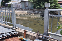 Vụ 2 anh em đuối nước dưới kênh: Làm rõ nhiều đoạn lan can bị khuyết