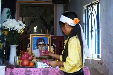 Nữ sinh tự vẫn trong nhà tắm vì bị cha dượng hành hạ