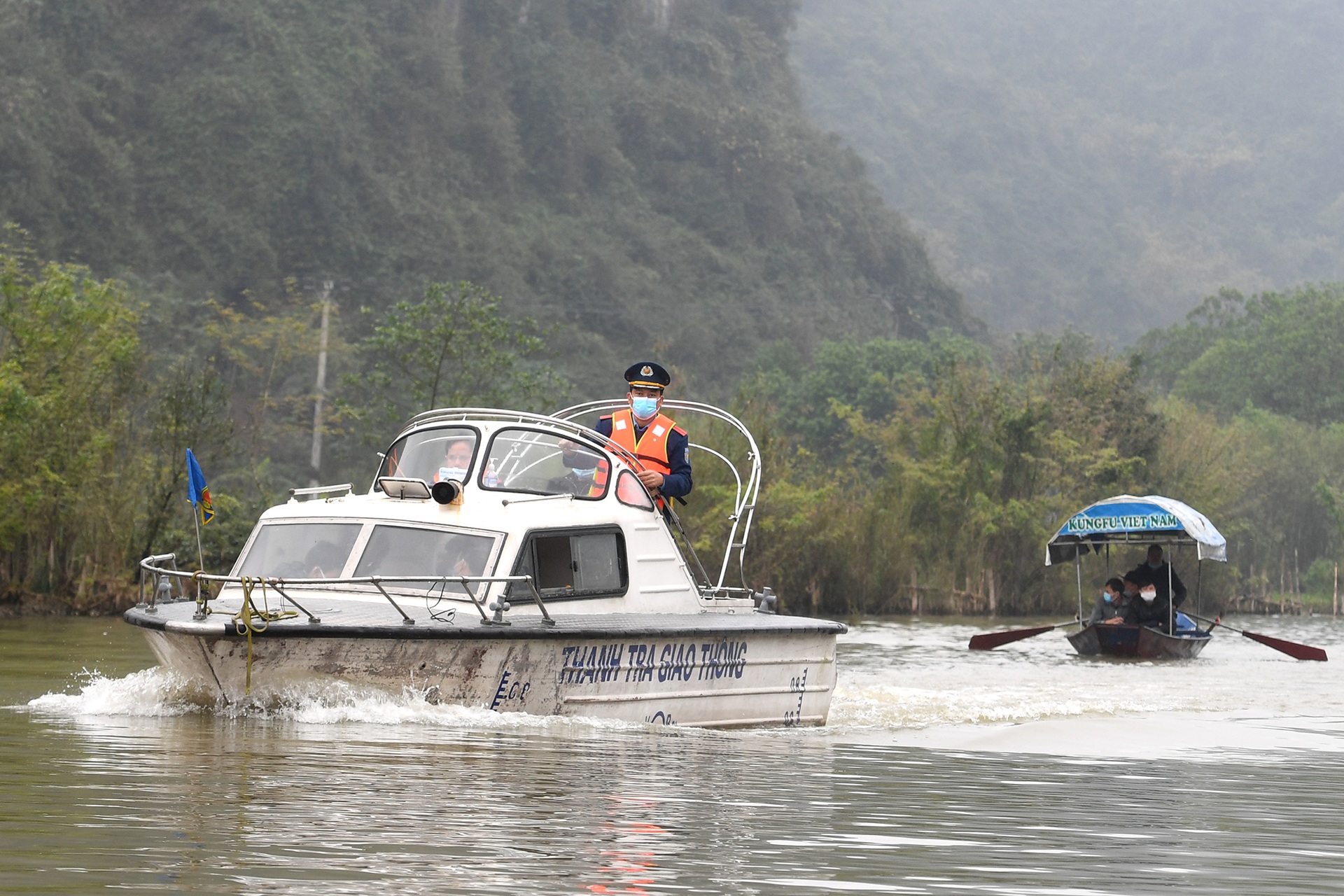 Hàng nghìn du khách trẩy hội chùa Hương trong ngày mở cửa thí điểm - 9 Hàng nghìn du khách trẩy hội chùa Hương trong ngày mở cửa thí điểm - 9