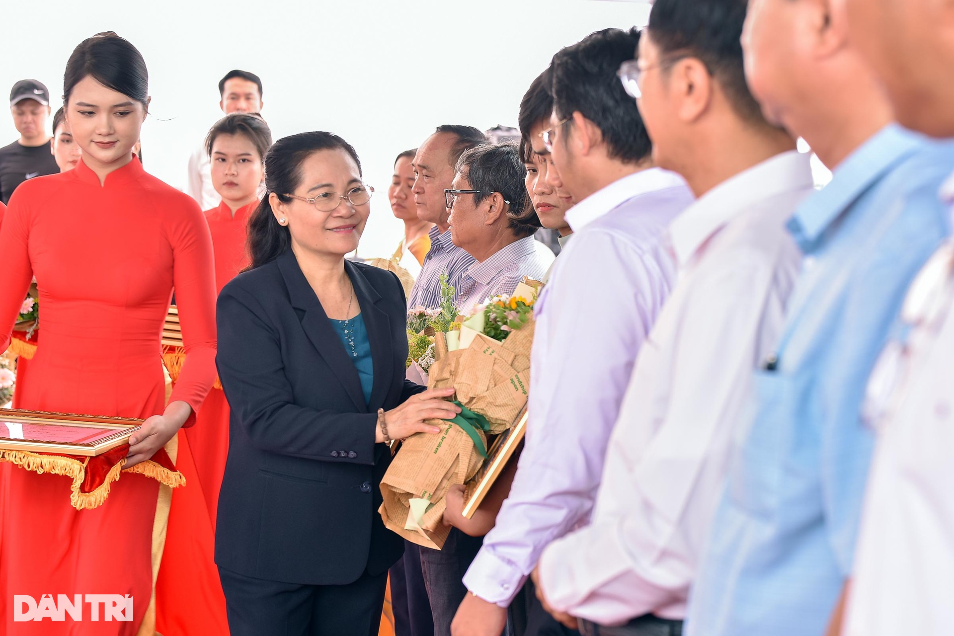 Người dân trên dưới cầu tươi như hoa khi cầu Long Kiểng thông xe - 2 Người dân trên dưới cầu tươi như hoa khi cầu Long Kiểng thông xe - 2