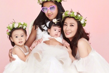 Giả Tịnh Văn xinh đẹp bên ba công chúa nhỏ