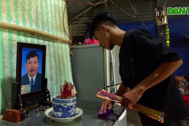 Mẹ bỏ, cha chết, cậu học trò cù bất cù bơ nương nhờ nhà nội