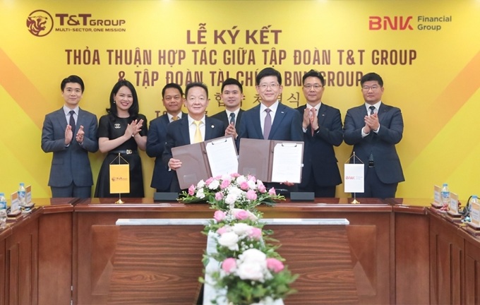 Ngày 16/10, tại Hà Nội, Tập đoàn T&T Group và Tập đoàn Tài chính BNK (nằm trong TOP 10 tổ chức tài chính lớn nhất Hàn Quốc) đã ký kết thỏa thuận hợp tác, chính thức thiết lập mối quan hệ đối tác trong lĩnh vực tài chính - đầu tư tại thị trường Việt Nam.