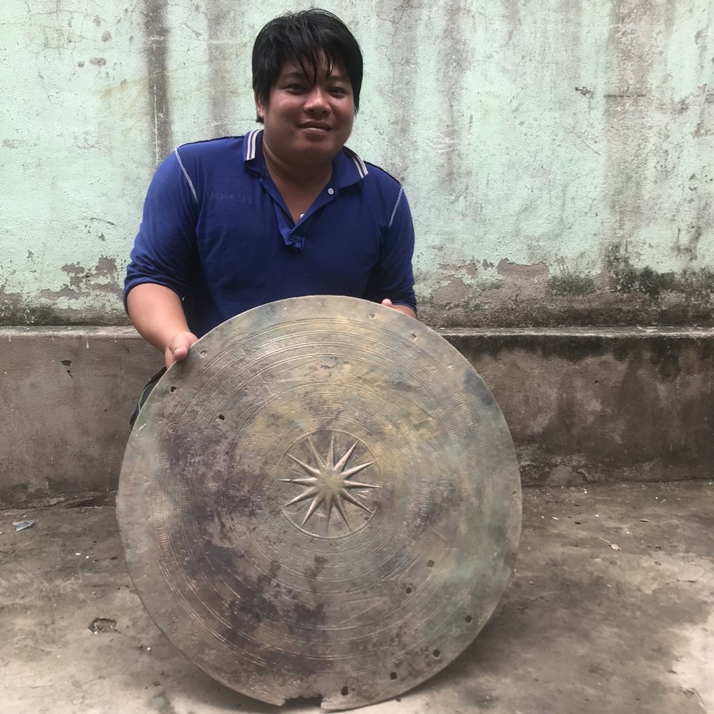 Người dân cào lưới trên sông nhặt được mặt trống đồng hơn 2.000 năm tuổi - 1 Người dân cào lưới trên sông nhặt được mặt trống đồng hơn 2.000 năm tuổi - 1
