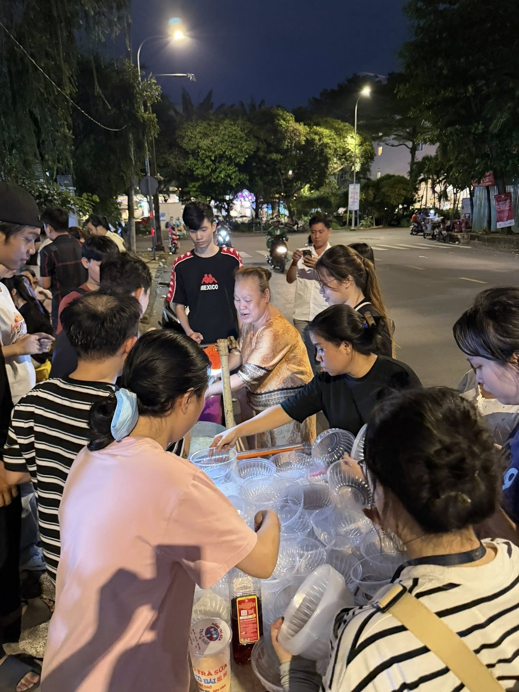 Người TPHCM “có gì góp nấy”, nấu cháo tiếp sức vì miền Trung lũ lụt - 2 Người TPHCM “có gì góp nấy”, nấu cháo tiếp sức vì miền Trung lũ lụt - 2