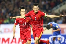 Công Vinh chia sẻ kinh nghiệm thi đấu tại Nhật Bản cho Đặng Văn Lâm