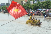 Sôi nổi, kịch tính giải thi bơi chải ngày Tết Độc lập ở Nam Định