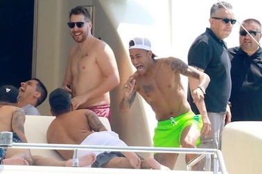 Neymar quẩy tưng bừng sau khi trở thành “ông hoàng” của PSG