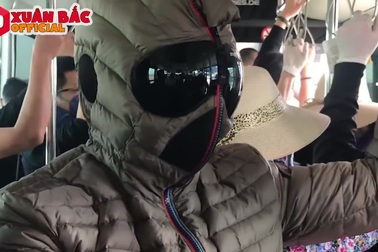 Xuân Bắc mặc như “người nhện” khi đi máy bay