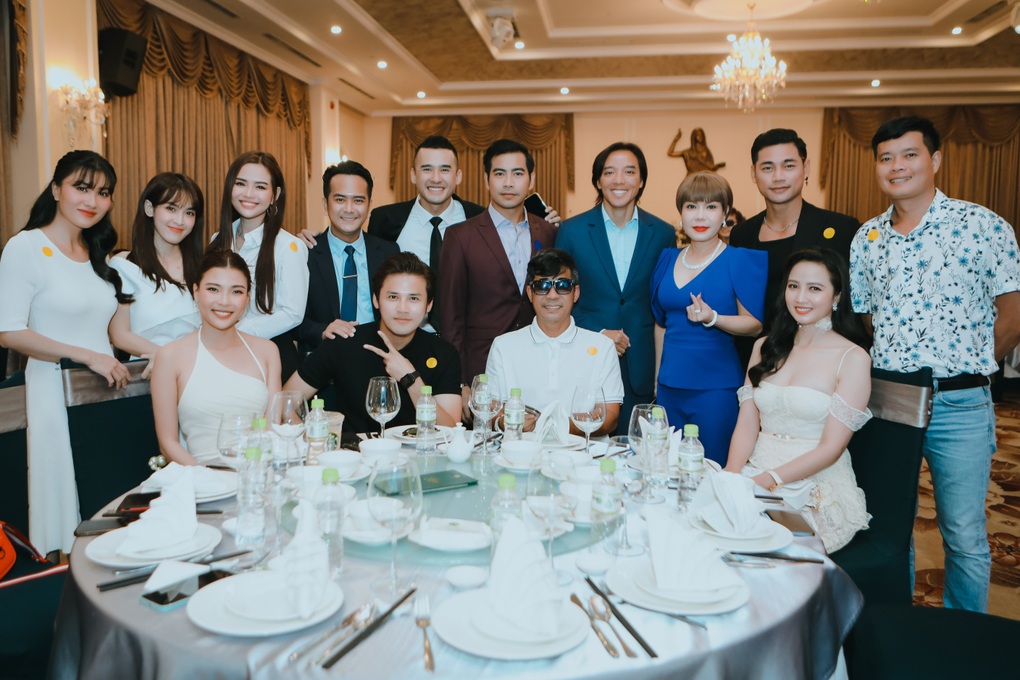 Hùng Thuận, Lương Thế Thành hội ngộ dàn sao Cổng mặt trời - 1 Hùng Thuận, Lương Thế Thành hội ngộ dàn sao Cổng mặt trời - 1