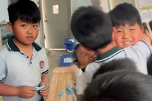 Giáo viên gây xúc động với “kế” giúp nam sinh nhút nhát hòa nhập