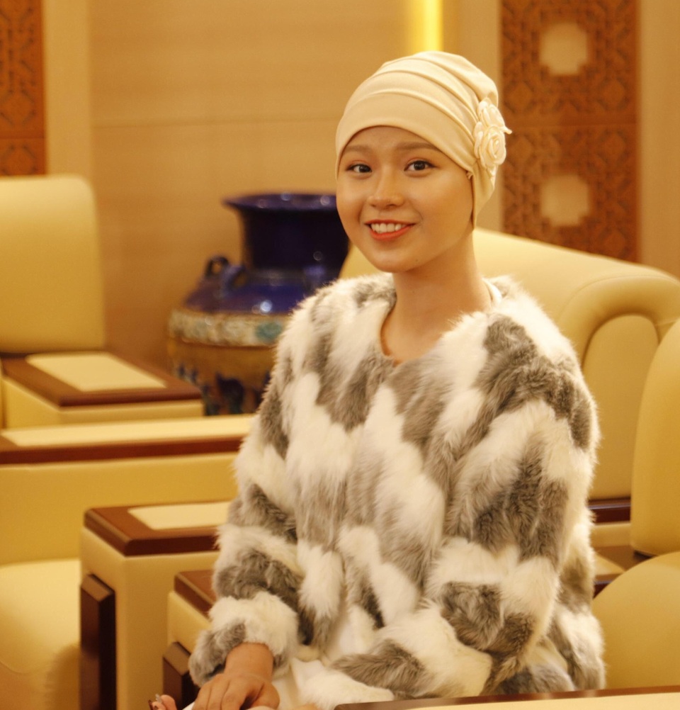Hoa khôi truyền cảm hứng Thuỷ Tiên tươi tắn tặng quà cho người bệnh trước giờ truyền hoá chất - 1 Hoa khôi truyền cảm hứng Thuỷ Tiên tươi tắn tặng quà cho người bệnh trước giờ truyền hoá chất - 1