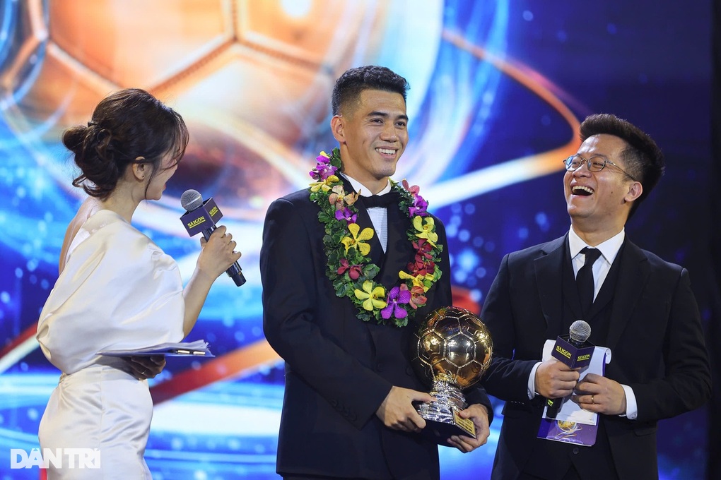 Hành động đẹp của Tiến Linh khi giành Quả bóng vàng, FIFA nói lời đặc biệt - 1 Hành động đẹp của Tiến Linh khi giành Quả bóng vàng, FIFA nói lời đặc biệt - 1