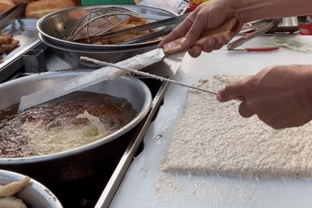 Màn múa dao triệu view của chủ quán chả cá ngày bán hơn 200 ổ bánh mì - 1 Màn múa dao triệu view của chủ quán chả cá ngày bán hơn 200 ổ bánh mì - 1