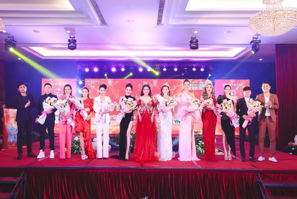 Hoa hậu Trịnh Lan Trinh diện áo dài khoe dáng ở Hội An - 6 Hoa hậu Trịnh Lan Trinh diện áo dài khoe dáng ở Hội An - 6