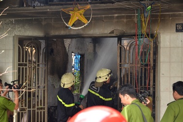 Đánh sập căn nhà 2 tầng sau vụ cháy lớn