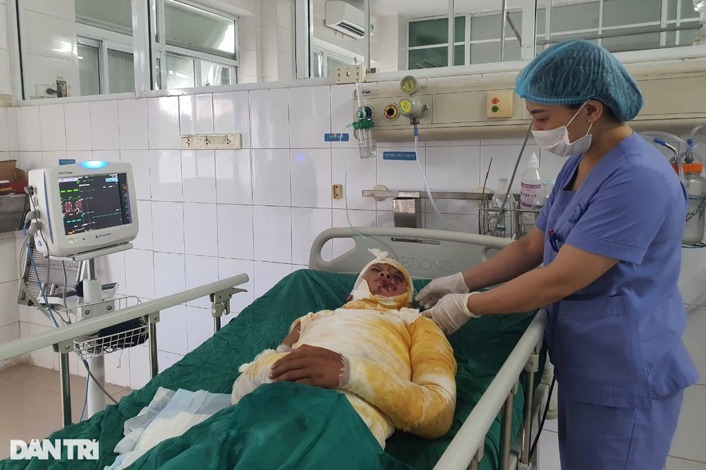 Cậu bé bị bỏng điện được bạn đọc giúp đỡ hơn 460 triệu đồng - 2 Cậu bé bị bỏng điện được bạn đọc giúp đỡ hơn 460 triệu đồng - 2