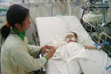 Bé 2 tuổi bị hạt đậu phộng chui tọt vào phổi vì…“giành ăn”