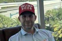 Tổng thống Mỹ mở bán mũ lưỡi trai "Trump 2028"