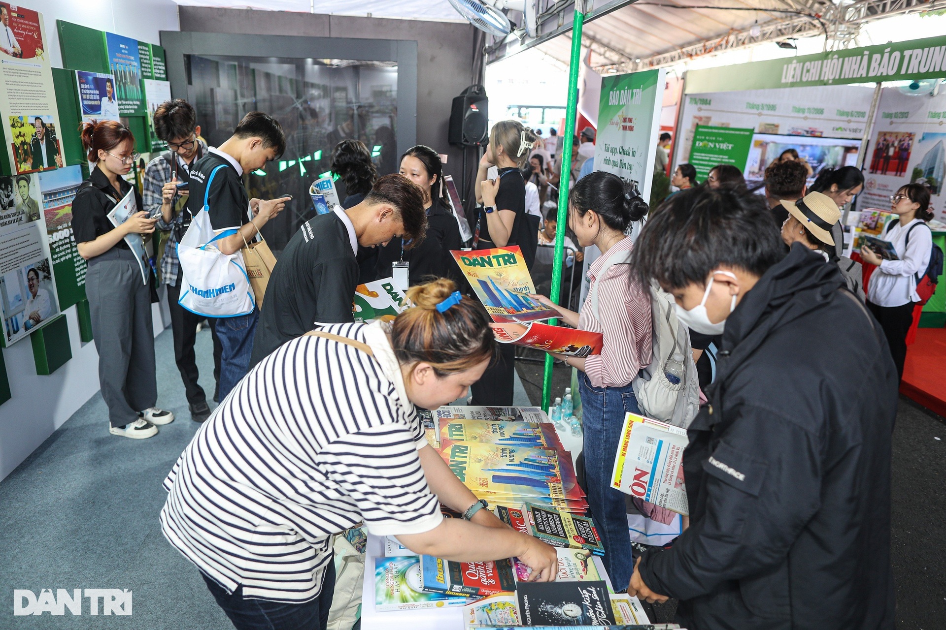 Hội Báo toàn quốc 2024 nhộn nhịp trong ngày khai mạc - 10 Hội Báo toàn quốc 2024 nhộn nhịp trong ngày khai mạc - 10