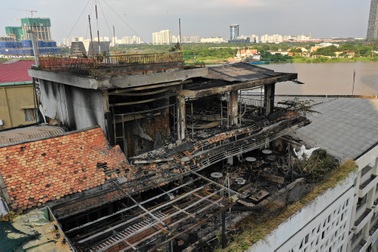 Hình ảnh tan hoang sau vụ cháy quán cà phê rooftop giữa trung tâm TPHCM