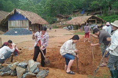 Người dân đóng góp công sức xây trường cho học sinh vùng cao
