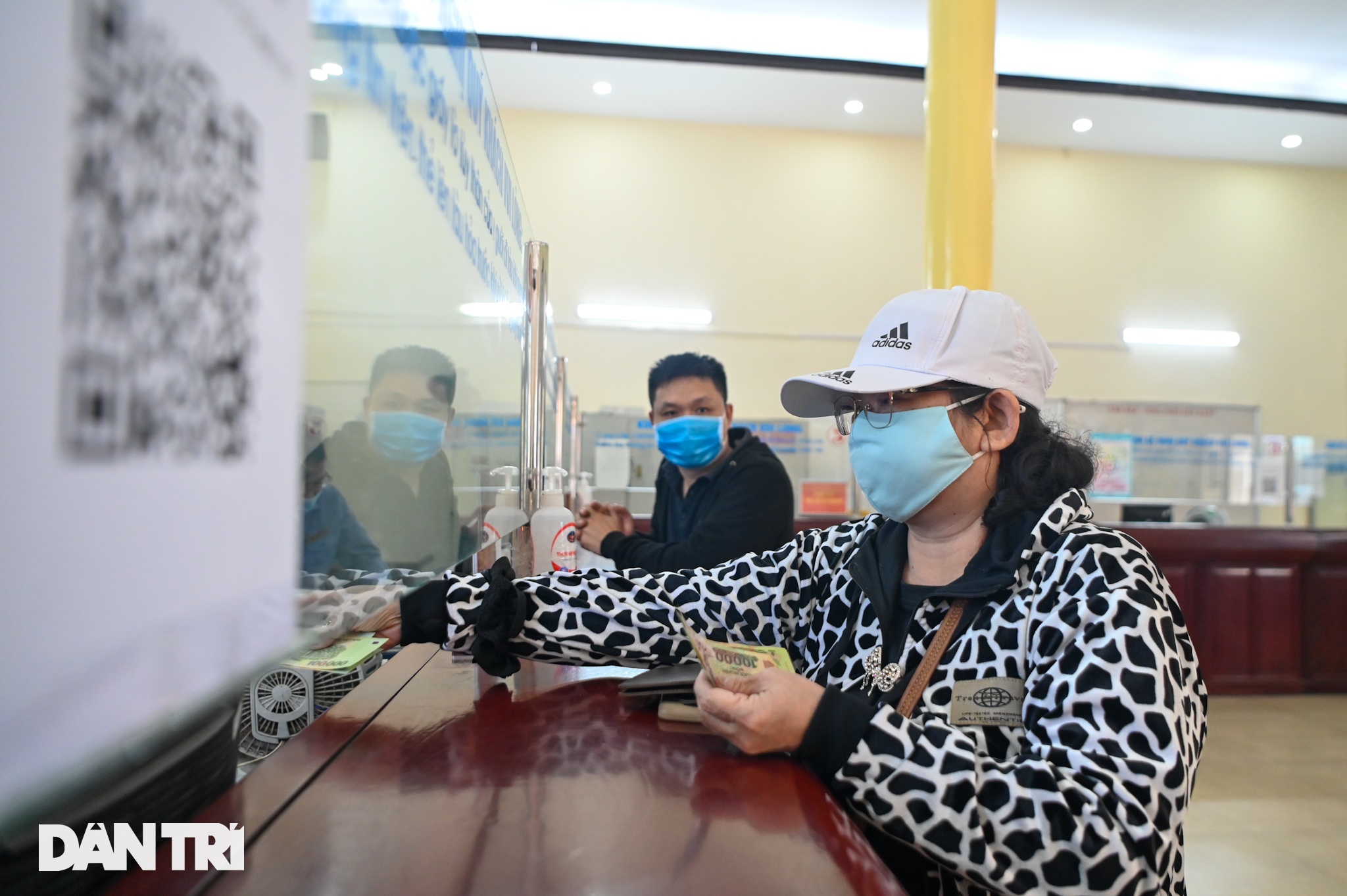 Ga Hà Nội: Hành khách phấn khởi mua vé chuyến tàu sau giãn cách đi TPHCM - 10 Ga Hà Nội: Hành khách phấn khởi mua vé chuyến tàu sau giãn cách đi TPHCM - 10