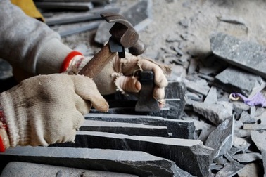 Những phụ nữ đổ mồ hôi trên từng phiến đá