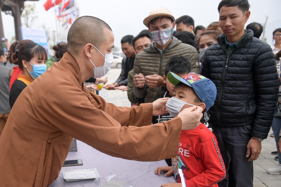 Lo virus corona, chùa lớn nhất Hà Nam phát hàng nghìn khẩu trang miễn phí cho du khách - 3 Lo virus corona, chùa lớn nhất Hà Nam phát hàng nghìn khẩu trang miễn phí cho du khách - 3