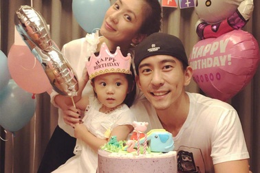 Giả Tịnh Văn tươi rói bên chồng trẻ và các con