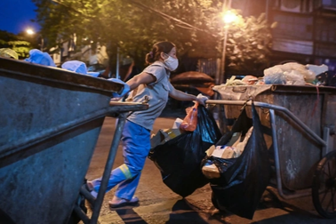 Câu chuyện đầy ý nghĩa của những người đón giao thừa bên... đống rác