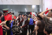 Nữ dân quân xứ Nghệ chia sẻ đặc sản miền Nam khi trở về từ lễ diễu binh