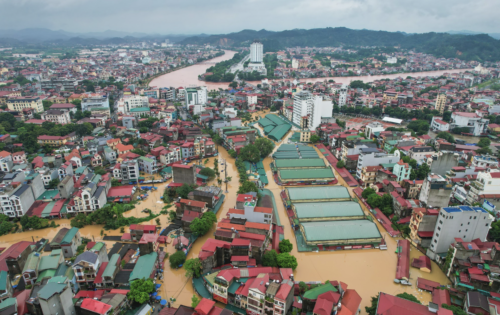 Dỡ mái ngói, ứng cứu người dân vùng ngập sâu ở Lạng Sơn - 1 Dỡ mái ngói, ứng cứu người dân vùng ngập sâu ở Lạng Sơn - 1