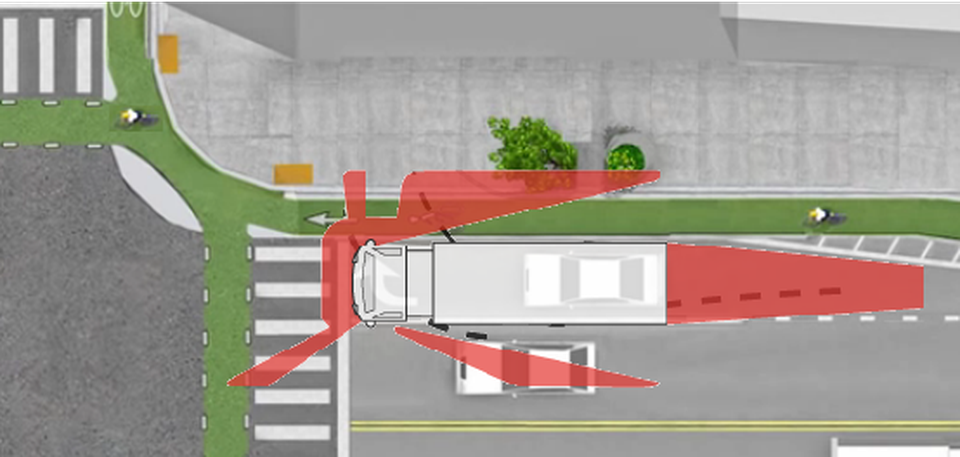 Ô tô con bị tông văng lên dải phân cách do tạt đầu xe tải - 1 Ô tô con bị tông văng lên dải phân cách do tạt đầu xe tải - 1